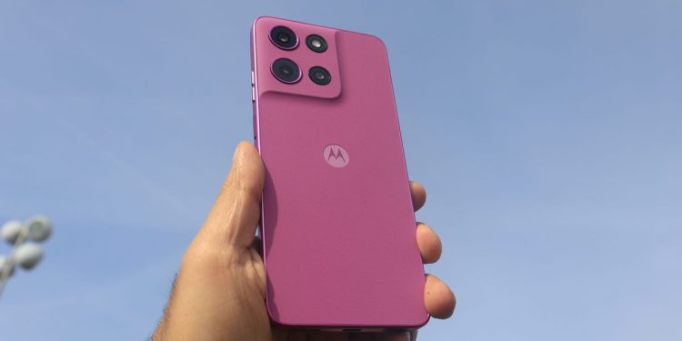 Why I prefer this $200 Motorola phone over Google and Samsung’s cheaper models