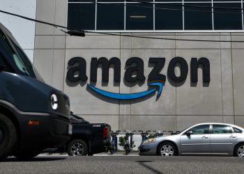 Stocks making the biggest moves midday: AMZN, EL,GOOS, QCOM