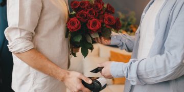 Credit card debt tops $1.28 trillion