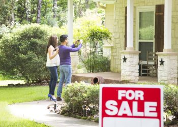 Median-income homebuyers can afford $30k more house than year ago: Study