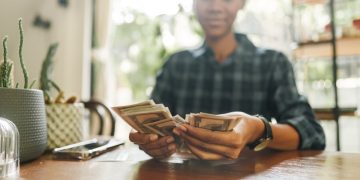 More low- and middle-income Americans are investing: report