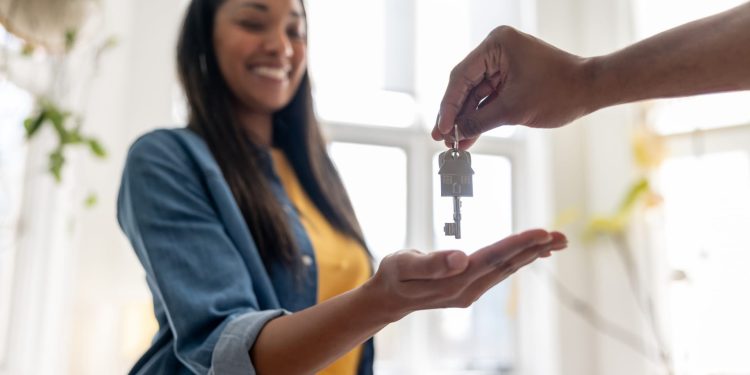 Single women first-time homebuyers’ income beats solo men
