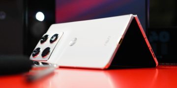 Motorola Razr Fold hands-on: This beats Samsung and Google Pixel in notable ways