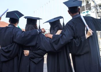 AI fears may drive more young adults to grad school, reports show