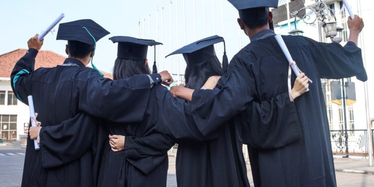 AI fears may drive more young adults to grad school, reports show