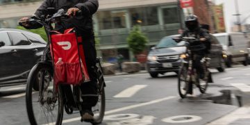 Stocks making the biggest moves midday: DASH, HOOD, AVGO, SNDK