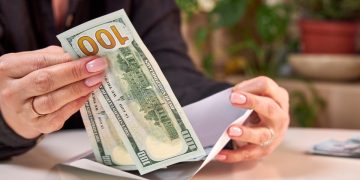 How To Use The Cash Envelope System To Stop Overspending